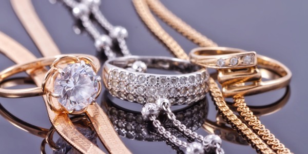 Oro, argento o acciaio? Ecco come scegliere il metallo giusto per i tuoi gioielli